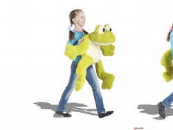 抱玩具青蛙的小女孩